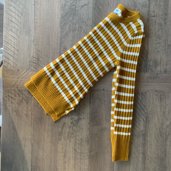 old navy crew neck sweater - Picture 3 of 4